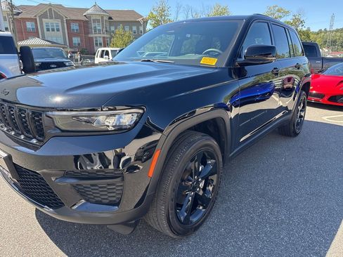 Used 2023 Jeep Grand Cherokee Altitude image 4
