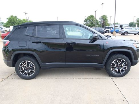 Used 2025 Jeep Compass Trailhawk w/ Trailer Tow Group AWD/4WD image 4