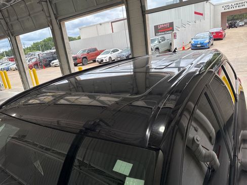 Used 2019 Toyota Highlander SE w/ Nightshade Edition FWD image 13