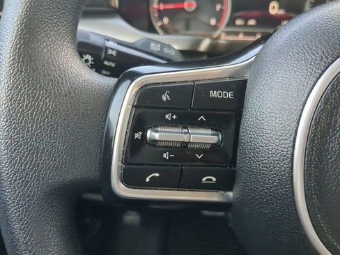 Used 2023 Kia Sorento LX image 22