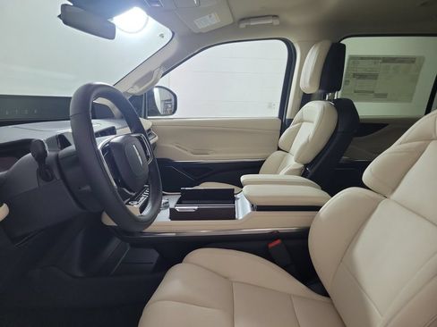 New 2027 Lincoln Navigator Premiere RWD image 18