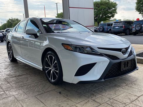 Used 2019 Toyota Camry SE w/ Convenience Package FWD image 3