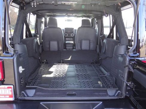 Used 2015 Jeep Wrangler Unlimited Rubicon w/ Connectivity Group image 31