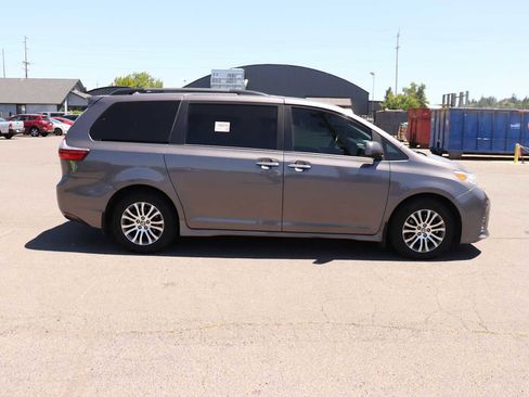 Used 2020 Toyota Sienna XLE Premium w/ Carpet Mat Package FWD image 4