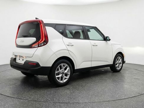 Used 2025 Kia Soul LX w/ LX Technology Package FWD image 9