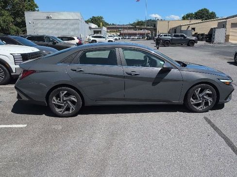 Used 2024 Hyundai Elantra SEL w/ Convenience Package FWD image 9