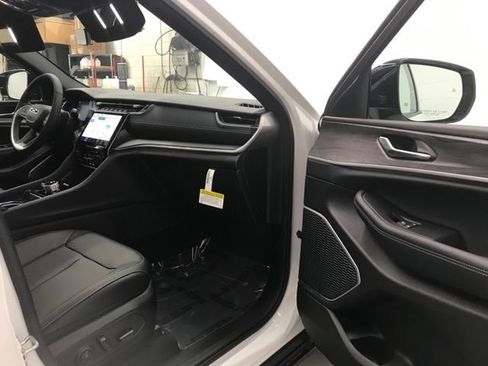 New 2025 Jeep Grand Cherokee Limited 4xe AWD/4WD image 28