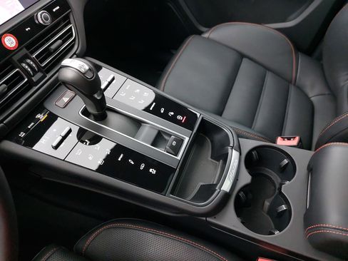 Used 2025 Porsche Macan S image 27