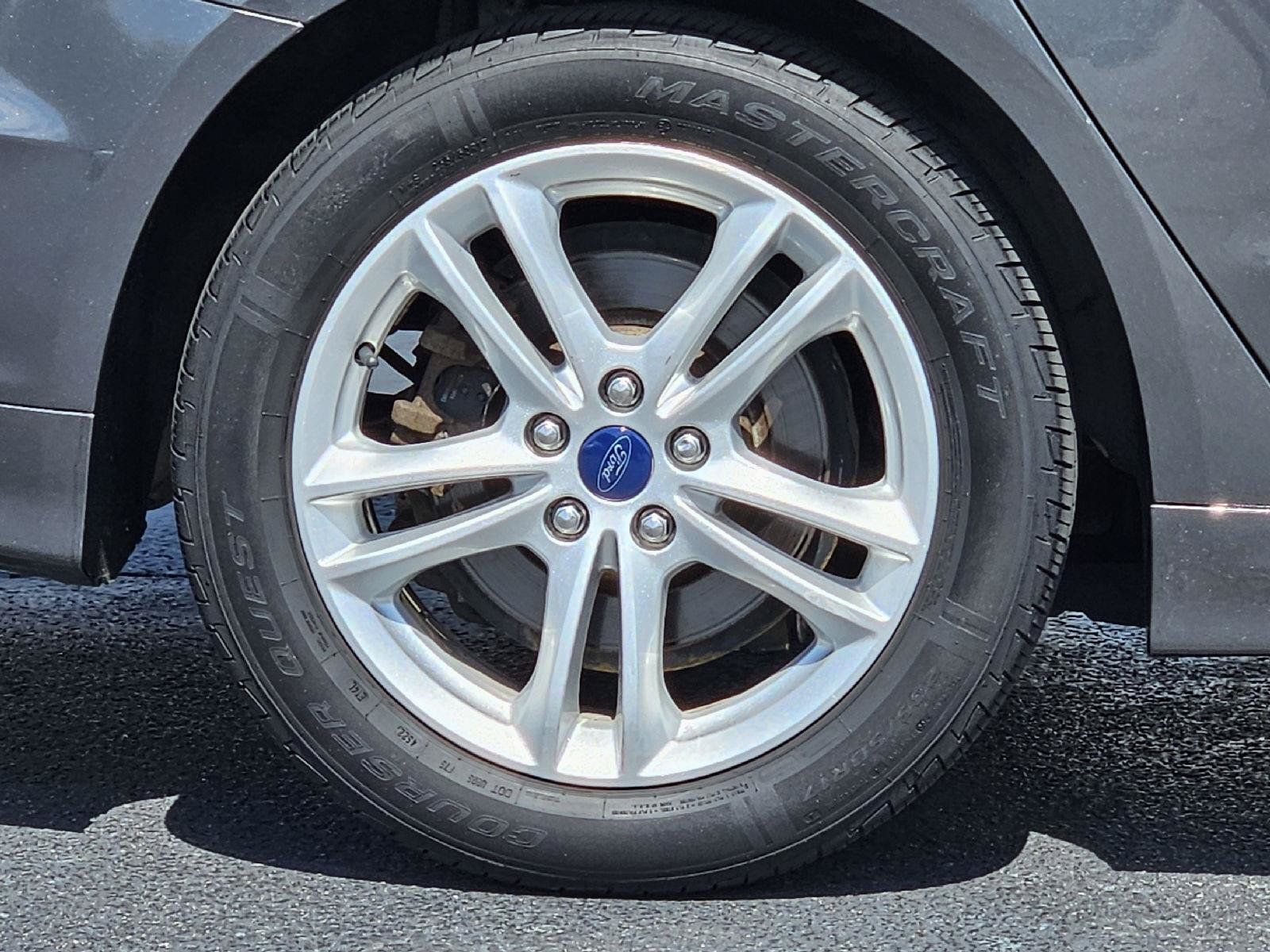 Used 2018 Ford Fusion SE w/ Fusion SE Technology Package FWD image 26