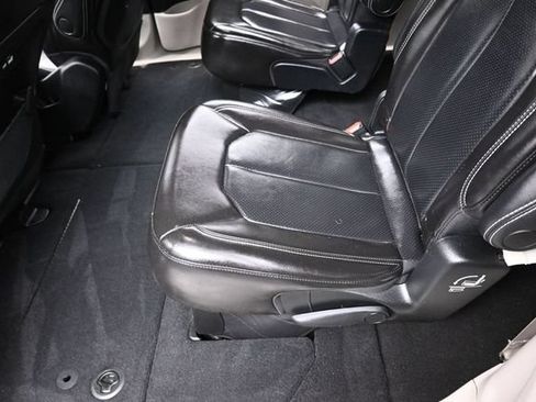 Used 2023 Chrysler Pacifica Touring-L FWD image 22