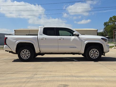 Certified 2025 Toyota Tacoma SR5 AWD/4WD image 6