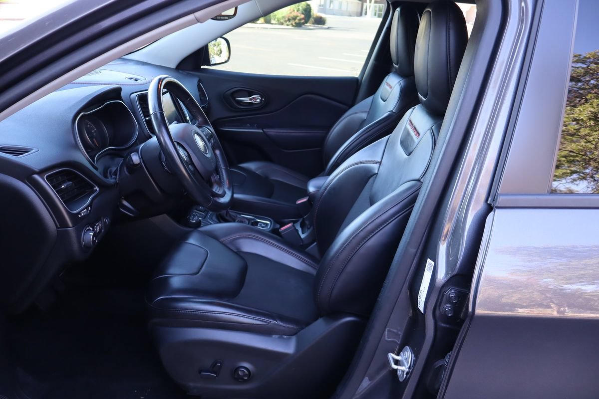 Used 2020 Jeep Cherokee Trailhawk w/ Technology Group AWD/4WD image 19