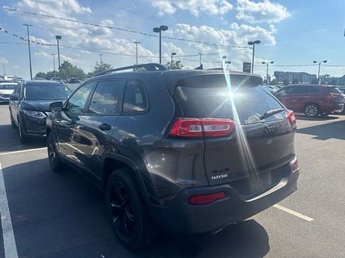 Used 2017 Jeep Cherokee Sport w/ Cold Weather Group AWD/4WD image 4