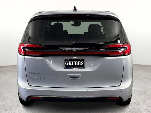 Used 2024 Chrysler Pacifica Touring-L image 6
