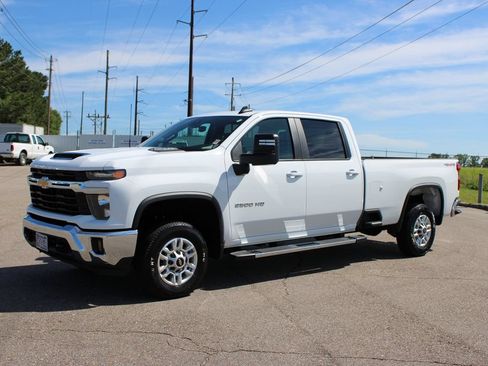Used 2025 Chevrolet Silverado 2500 LT w/ Convenience Package AWD/4WD image 2