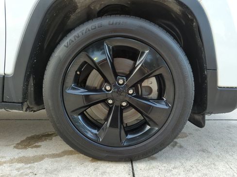 Used 2020 Jeep Cherokee Latitude Plus FWD image 25