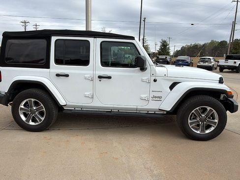 Used 2018 Jeep Wrangler Unlimited Sahara AWD/4WD image 7