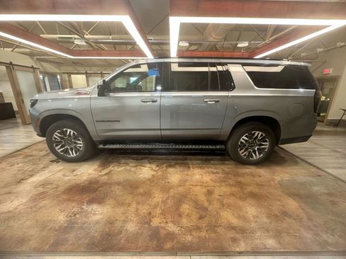 Used 2025 Chevrolet Suburban Z71 image 8