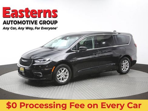 Used 2023 Chrysler Pacifica Touring-L FWD image 57