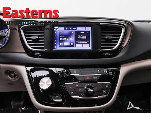 Used 2023 Chrysler Voyager LX image 12