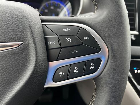 Used 2023 Chrysler Pacifica Touring-L FWD image 22