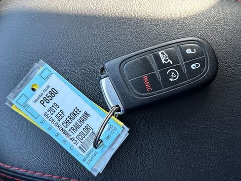 Used 2019 Jeep Cherokee Trailhawk AWD/4WD image 29