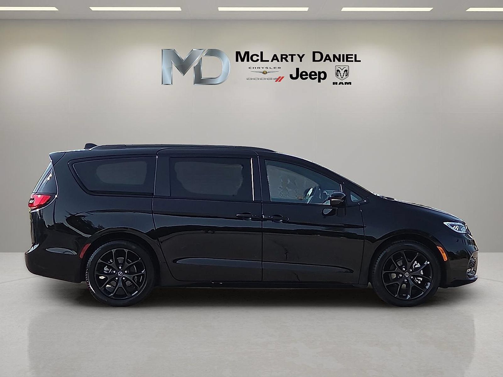 Used 2025 Chrysler Pacifica Limited FWD image 6