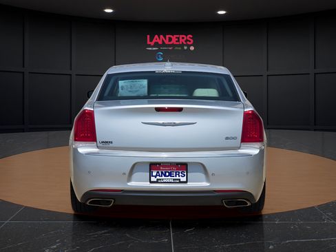 Used 2021 Chrysler 300 Touring L RWD image 3