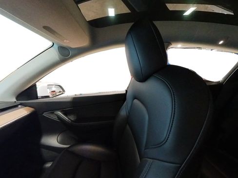 Used 2022 Tesla Model Y Long Range image 40