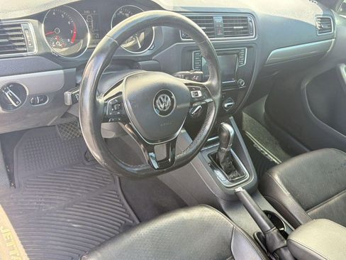 Used 2017 Volkswagen Jetta SE FWD image 4