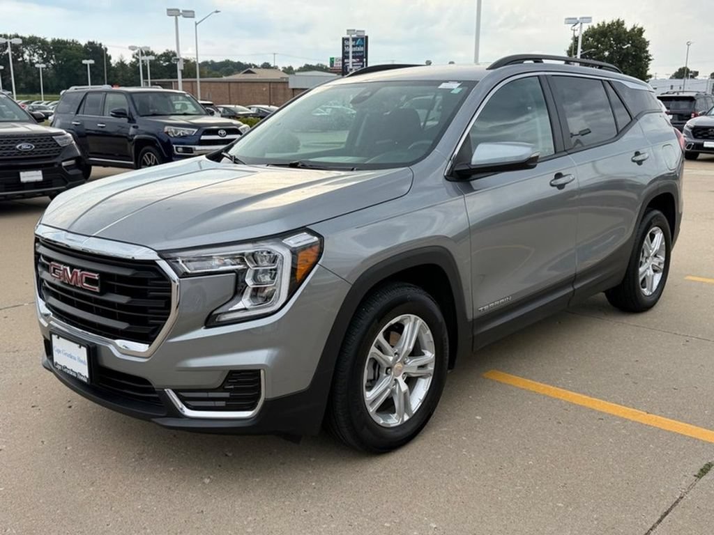 Used 2023 GMC Terrain SLE w/ Driver Convenience Package FWD image 7