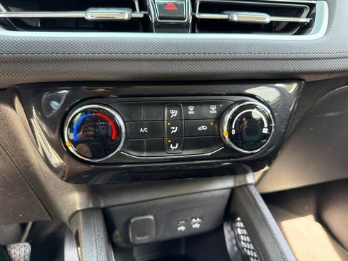 Used 2025 Chevrolet TrailBlazer LT AWD/4WD image 12