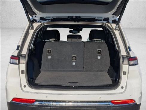 Used 2023 Jeep Grand Cherokee Limited image 6