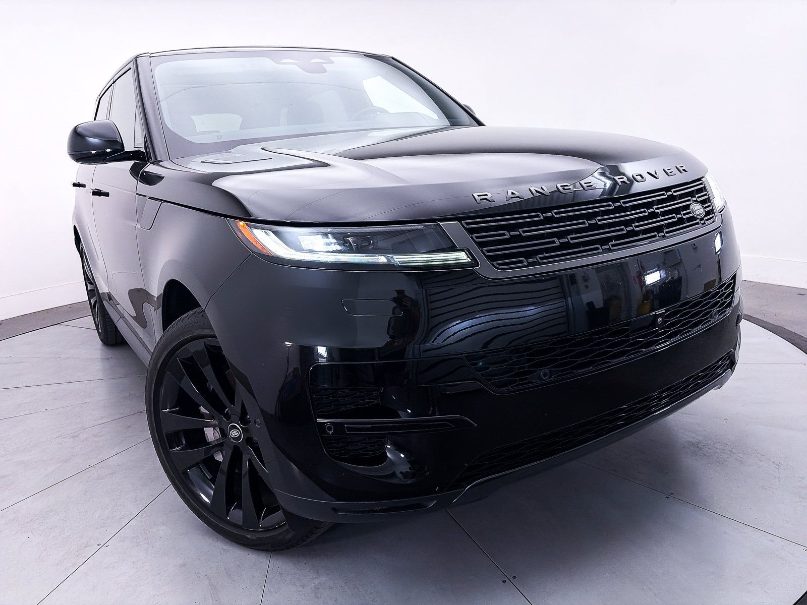 Used 2024 Land Rover Range Rover Sport SE AWD/4WD image 3