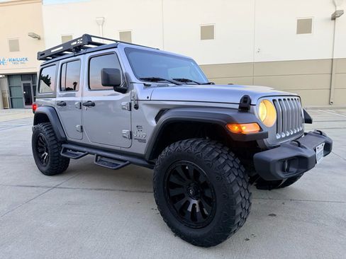 Used 2019 Jeep Wrangler Unlimited Sport S image 4
