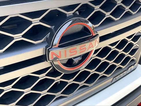 Used 2024 Nissan Titan PRO-4X w/ Pro-4x Convenience Package image 11