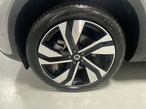 Used 2025 Volvo XC40 B5 Plus image 5