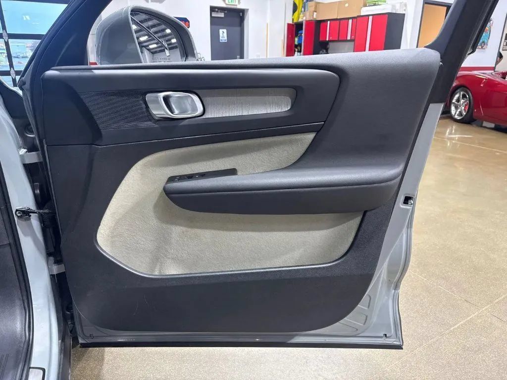 Used 2024 Volvo XC40 B5 Plus AWD/4WD image 16