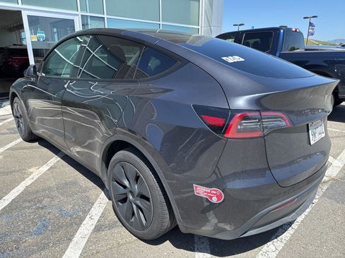 Used 2024 Tesla Model Y Long Range RWD image 3