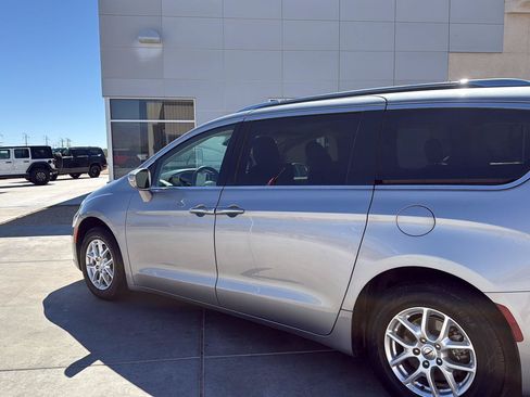 Used 2021 Chrysler Pacifica Touring-L FWD image 10