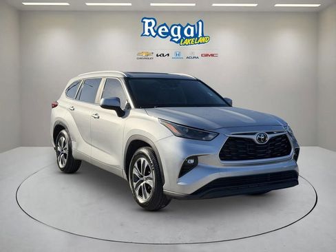 Used 2023 Toyota Highlander XLE FWD image 1