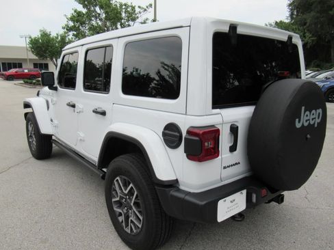 Used 2025 Jeep Wrangler Unlimited Sahara w/ Technology Group AWD/4WD image 6
