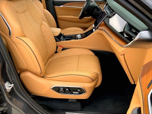 Used 2025 Jeep Grand Cherokee Summit image 9