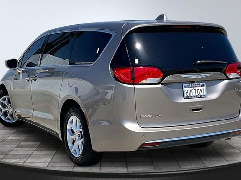 Used 2018 Chrysler Pacifica Touring Plus w/ Tire & Wheel Group FWD image 22