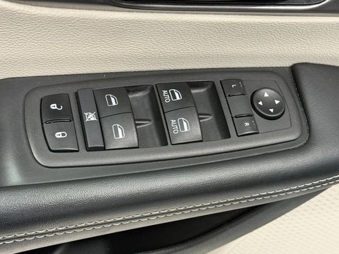 Used 2024 Chrysler Pacifica Touring-L FWD image 23