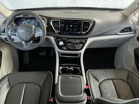 Used 2023 Chrysler Pacifica Limited image 4