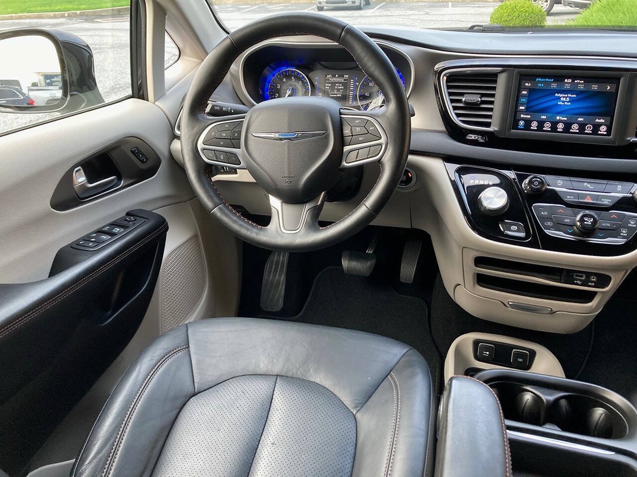 Used 2020 Chrysler Pacifica Touring-L FWD image 6