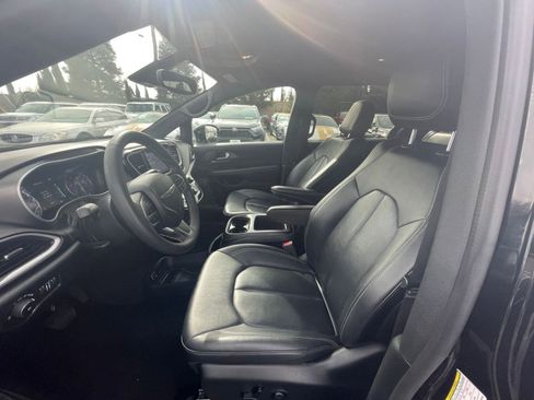 Used 2025 Chrysler Pacifica Select image 23