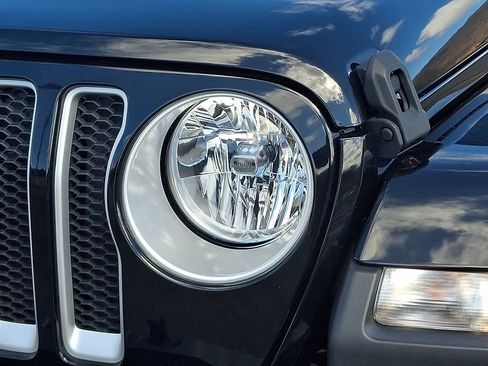 Used 2022 Jeep Wrangler Unlimited Sahara AWD/4WD image 9