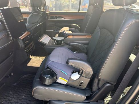 Used 2022 Jeep Grand Wagoneer Series III w/ Rear Seat Video Group 1 AWD/4WD image 24